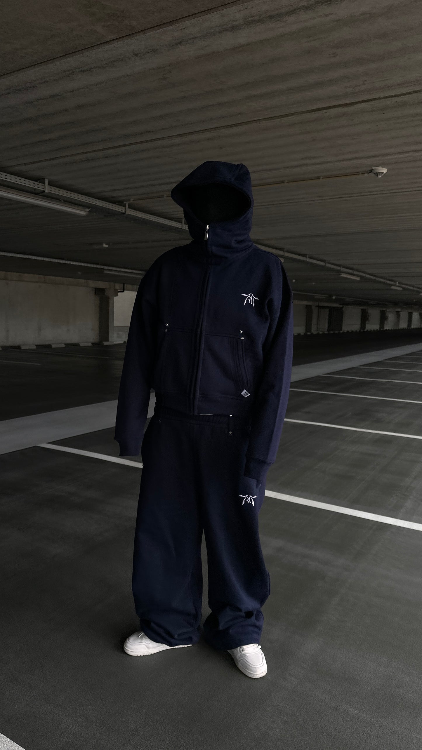 BLACK NAVY ZIP-HOODIE